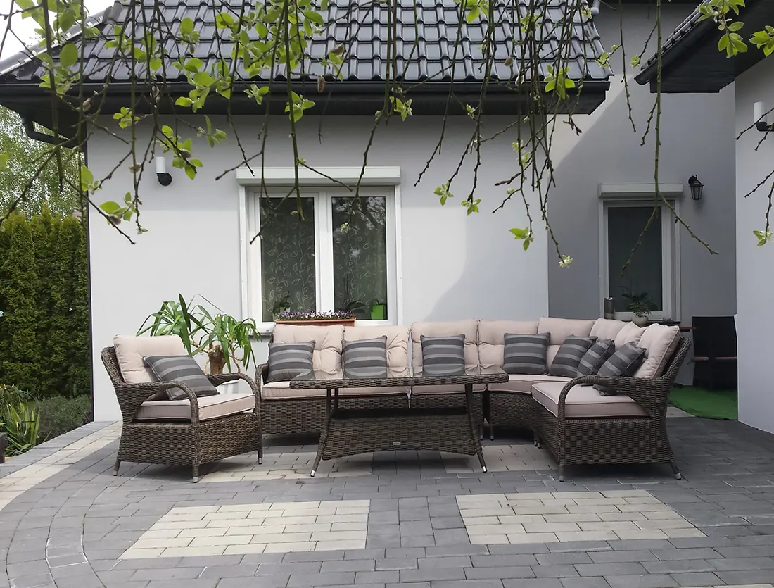 Zestaw mebli ogrodowych POSEJDON brąz mat na tarasie