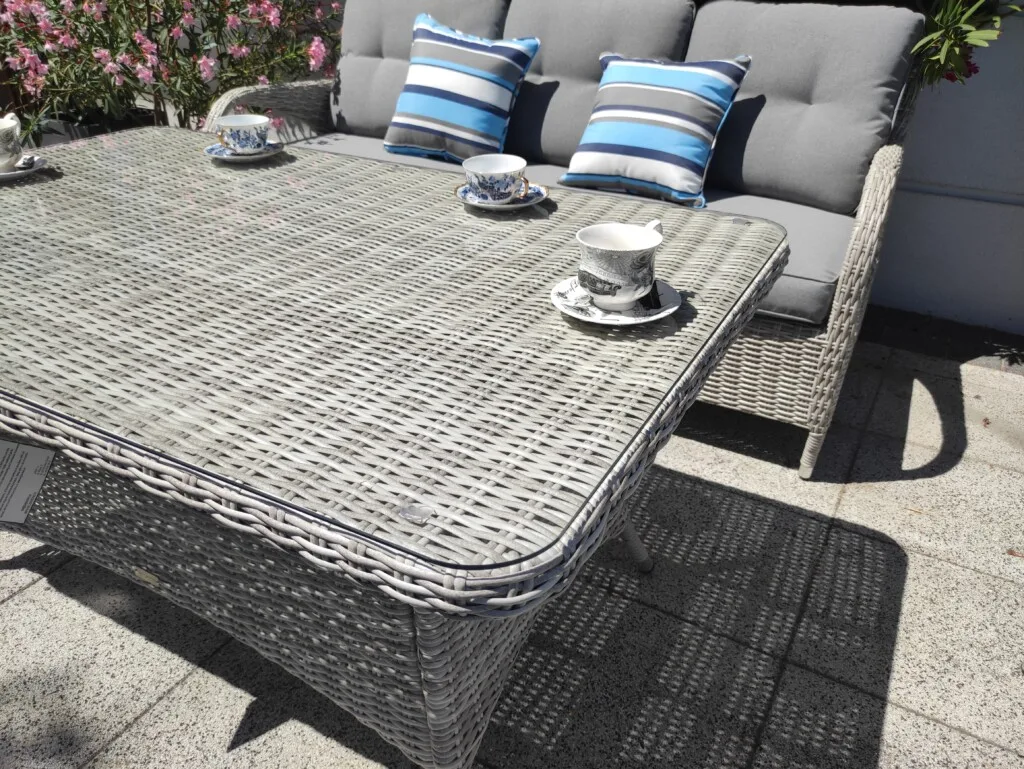 Stół kwadratowy 120×120 cm do narożnika POSEJDON — z półką technorattanową