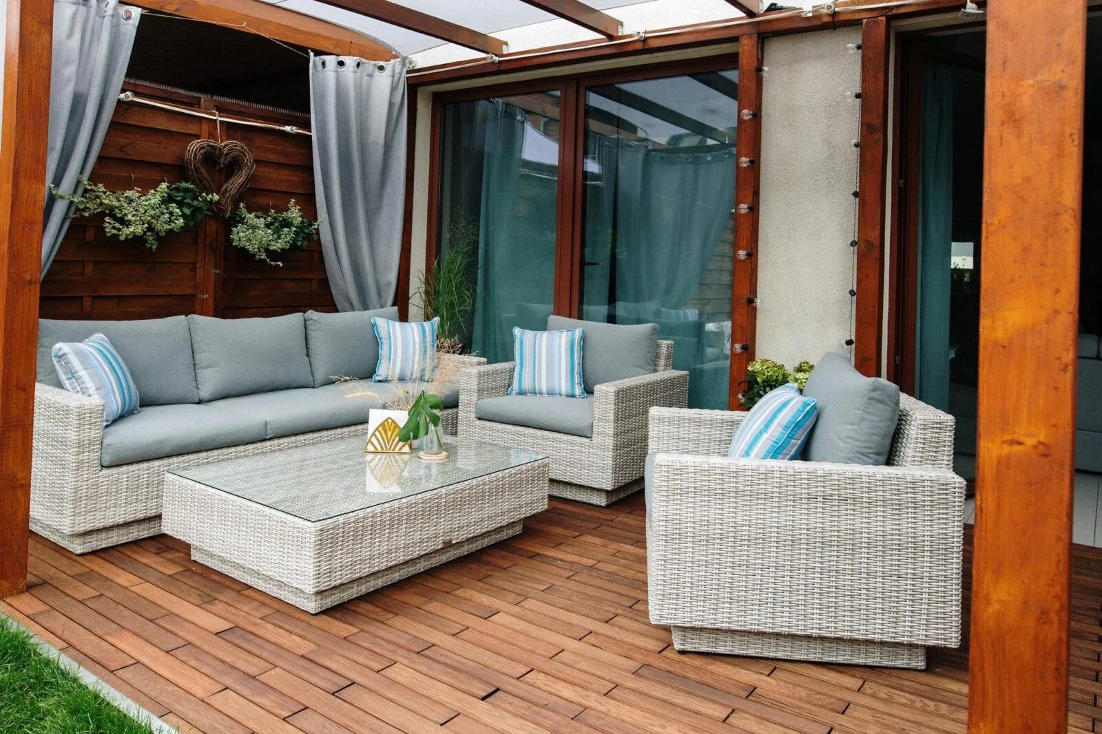 Zestaw ogrodowy Campania jasnoszary na platformach w ogrodzie