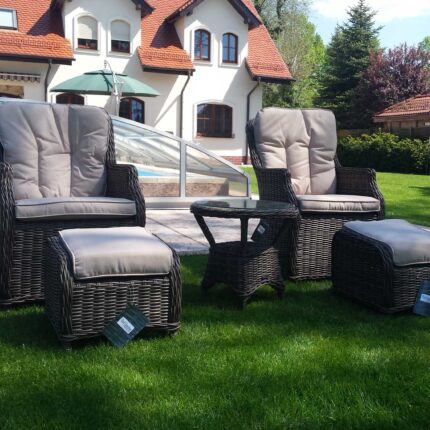 Fotele tarasowe z rattanu. W zestawie 2 podnóżki i stolik kawowy