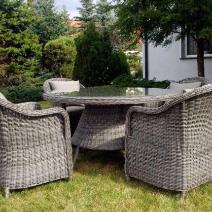 Mały stół tarasowy z rattanu. Meble ogrodowe szare