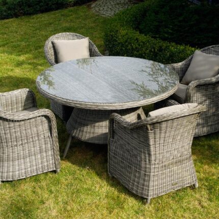 Mały stół tarasowy o średnicy 110cm i fotele ogrodowe. Kolor szary