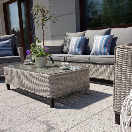 Zestaw wypoczynkowy na taras z ozdobnymi nogami a'la drewnianymi