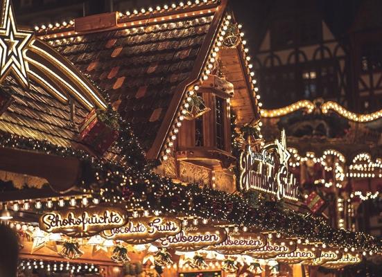 Oświetlenie świąteczne dla instytucji publicznych - wybierz lampki choinkowe do swojego biura lub pracy