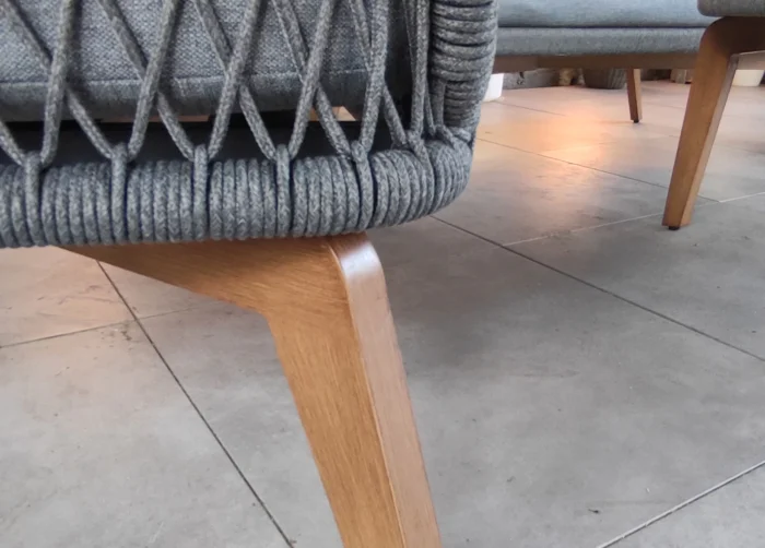 Eleganckie podstawy elementów, imitujące strukturę drewna