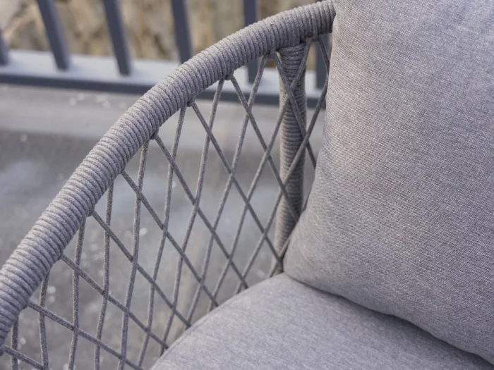 Wykończenie elementów z tekstylnego sznura nadaje lekkości i unikalnego stylu